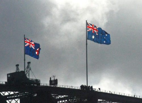  Australie - Sydney - drapeaux sur Harbour Bridge
