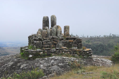 Madagascar - Antoetra, Village Zaffarany, monument aux ancêtres