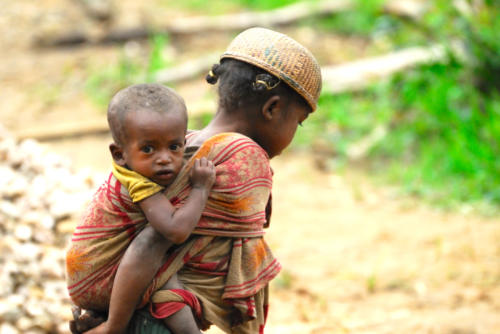 Madagascar - Antroetra, enfants du village Zafimanary, les filles s'occupent des plus jeunes pendnat que mamam travaille