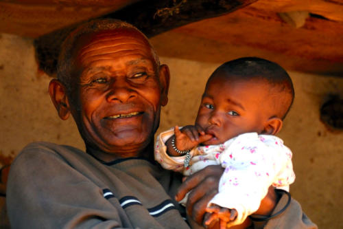 Madagascar - village de Tsaranoro, un grand-père nous réclame la photo du son petit-fils dont il semble très fier