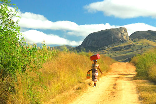 Madagascar - vallée de Tsaranoro, piste entretenue par le Camp Catta