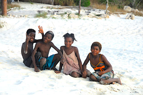 Madagascar - enfants sur la plage à Ankasy Lodge