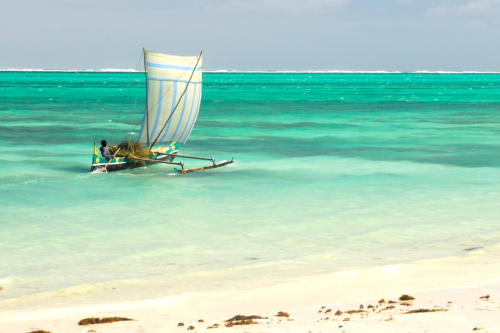 Madagascar -le pêcheur reprend la mer avec le plein d'eau