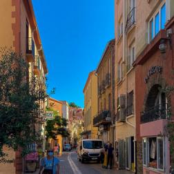 France - Ville de Collioure, un rue du centre