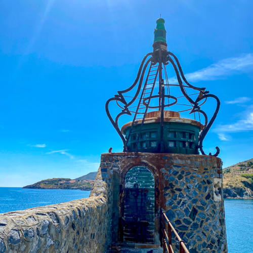 France - Ville de Collioure, le phare-vert au bout de la jetée