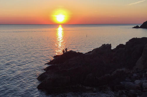 France - Baie de Collioure, coucher de soleil et pêcheurs
