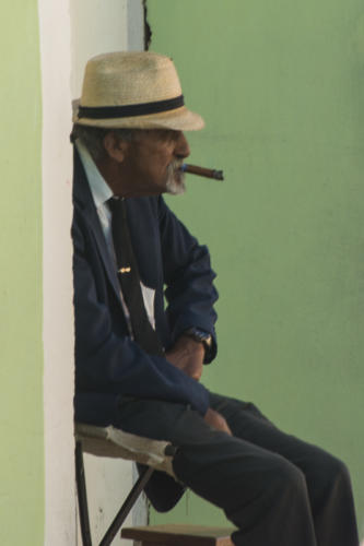 Cuba - Trinidad, cubain au cirage attendant la photo, il doit avoir sa place dans tous les quides touristiques