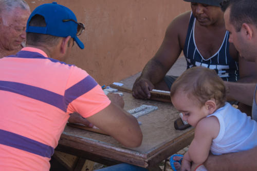 Cuba - Trinidad, les hommes joent aux dominos