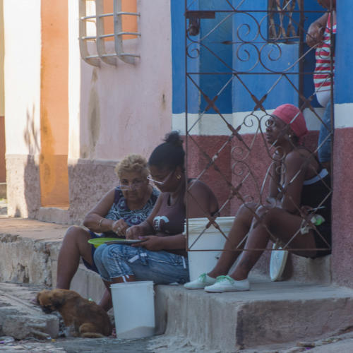Cuba - Trinidad, les femmes trient les lentilles ou le riz