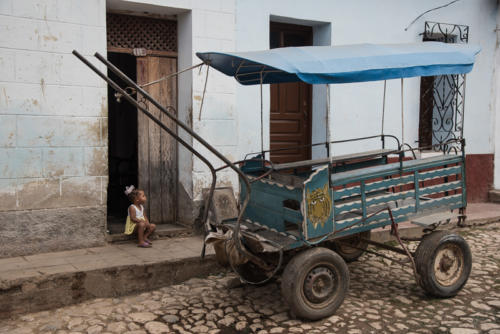 Cuba - Trinidad, elle parait encore plus petite devant la charrette