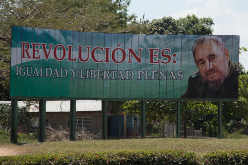 Panneaux politiques de plus en plus présents en se rapprochant de Santiago