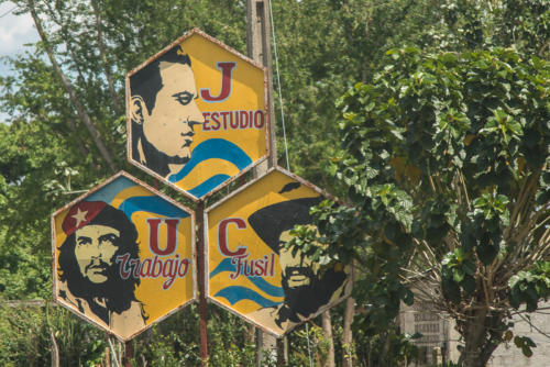 Panneaux politiques de plus en plus présents en se rapprochant de Santiago