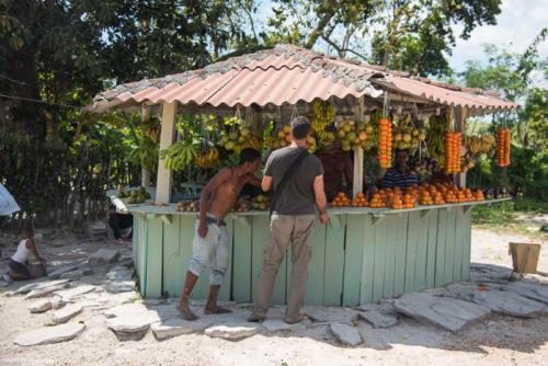 Sud de Cuba, vente de fruits au bord de la route près de Santiago