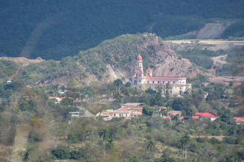 La Basilique Nuestra Senora del Cobre domine les mines de Cuivre non loin de Santiago