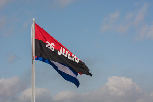 Santiago de Cuba, le drapeau du 26 Juillet, place de la Révolution