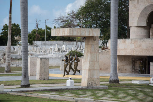 Santiago de Cuba, relève de la garde au Cimetière Santa Ifigenia