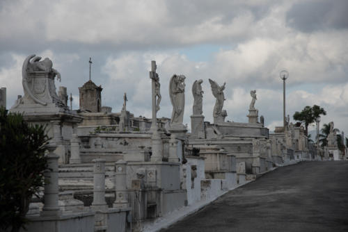 Santiago de Cuba, Cimetière Santa Ifigenia avec de belles statues pour décorer les tombes des riches colons