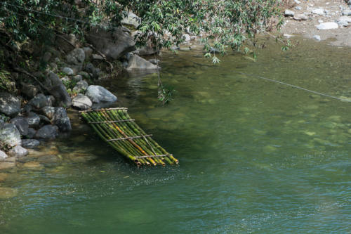 Environs de Baracoa, radeau en bambou sur la rivière