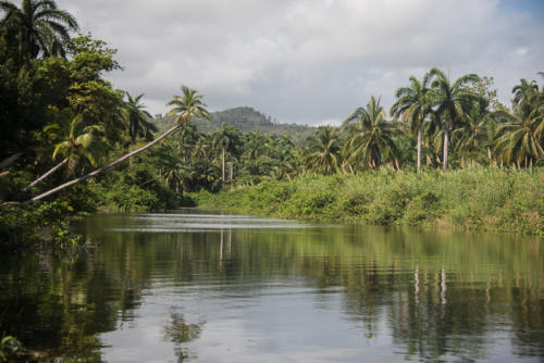 Région de Baracoa, paysage de rivière tranquille