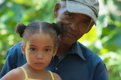 Région de Baracoa,  Un grand-père fier de sa jolie petite-fille