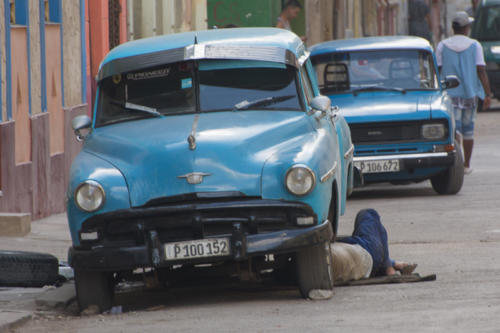 Cuba - La Havane,  carrossiers et mécanos ressuscitent  les vieilles américaines 