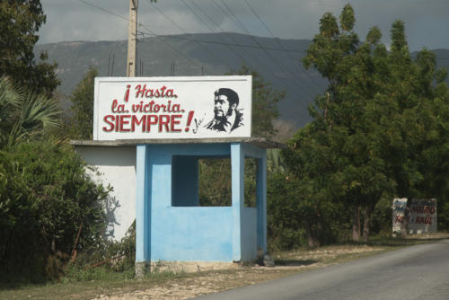 On se rapproche de Santiago, les affiches politiques fleurissent le long des routes