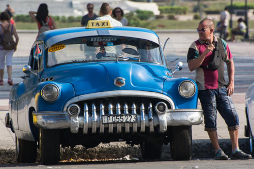 Cuba - La Havane, taxis colorés 