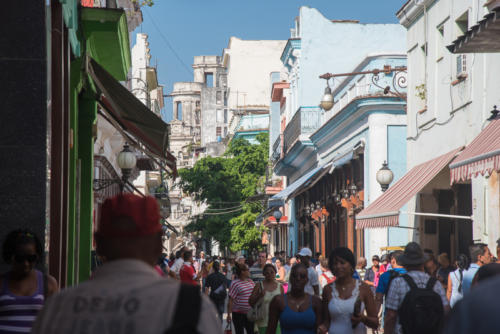Cuba - La Havane, ambiance colorée et vivante d'une rue de la Havane