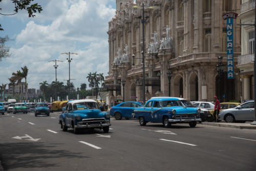 Cuba - La Havane, belles voitures devant le  grand théâtre