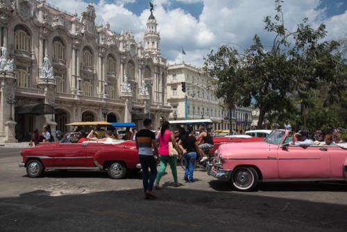 Cuba - La Havane, concours de belles voitures devant le  grand théâtre