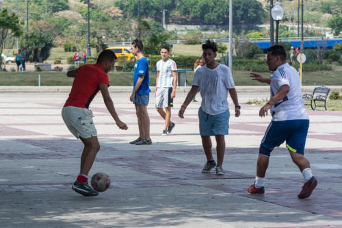 Cuba - La Havane, foot improvisé sur la promenade du Prado