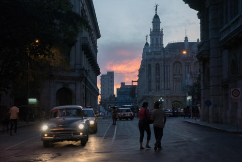 Cuba - coucher de soleil sur La Havane et le grand Théâtre