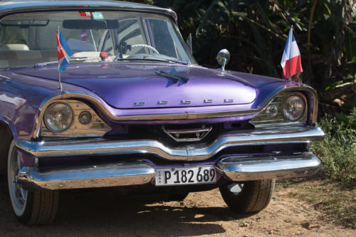 Cuba -Vinales, un belle Dodge pour un taxi arborant le drapeau de ses clients 