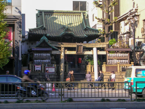 Japon,Tokyo - quartier de Shibuya, un petit temple a survécu entre les immeubles