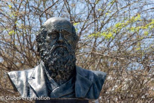 Galapagos, Isabela, Puerto Vilamil, buste de Darwin