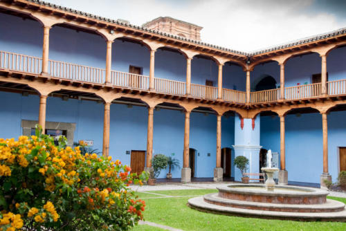 Cour intérieure bleue de l'ancien collège jésuite d'Antigua