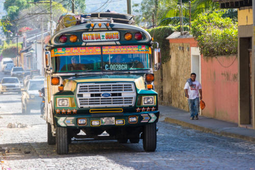 Chicken bus dans les rues d'Antigua