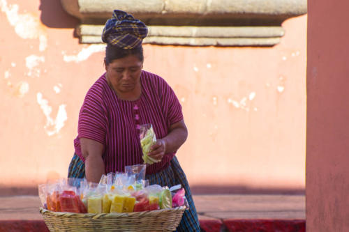 Vendeuse de fruits à Antigua