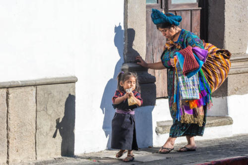 Vendeuse d'étoffes et sa fille dans les rues d'Antigua