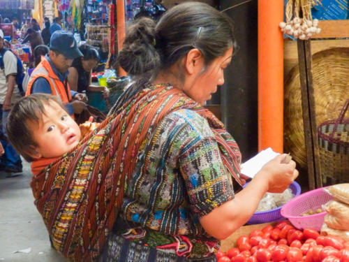 Femme à l'enfant au marché de Solola