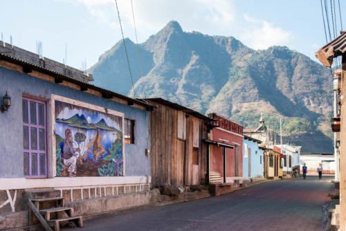 Rue de San Juan de la Laguna, devant le visage Maya dessiné par la colline