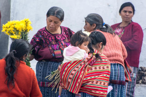 Scènes de vie sur les marches de l'église de Chichicastenango