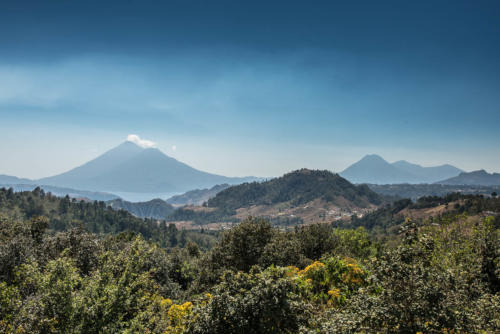 Vue sur le lac Atitlan et les volcans 