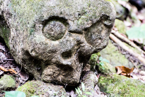 Site archéologique de maya de Copan ruinas, tête de mort indiquant une tombe