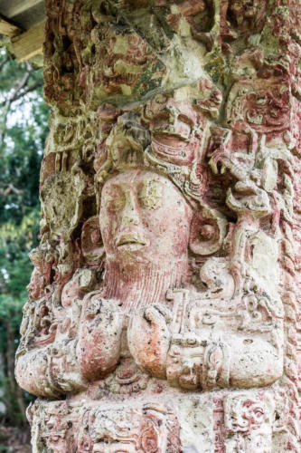 Site archéologique maya de Copan ruinas, tête avec restes de couleurs