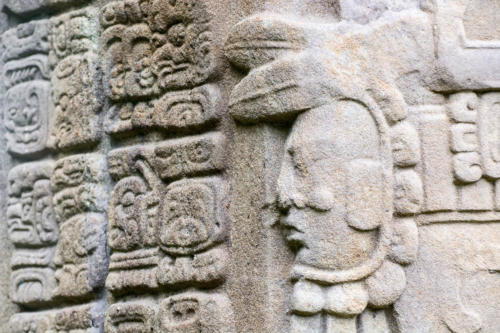 Site archéologique maya de Quiriguá, chef maya et glyphes