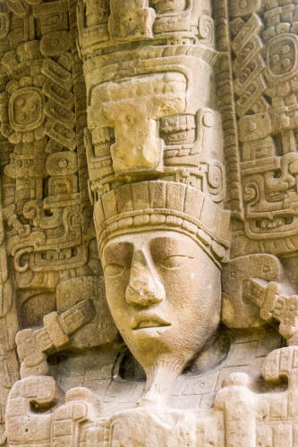 Site archéologique maya de Quiriguá, la grand place, stèle sculptée