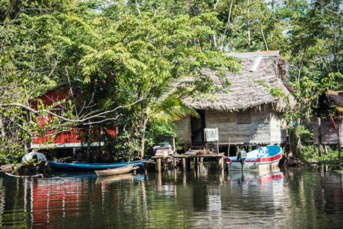 Rio Dulce, maisons de bois au milieu de l'eau
