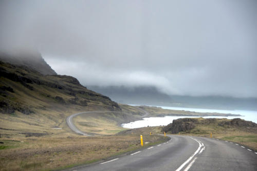 Islande, côte est, la route suite les indentations des fjords 
