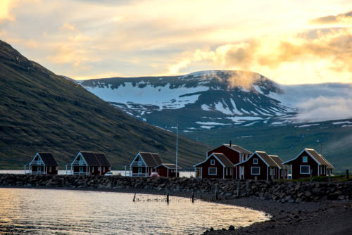 Islande, Eskifjordur, le soleil a disparu derrière la montagne mais la lumière est toujours là